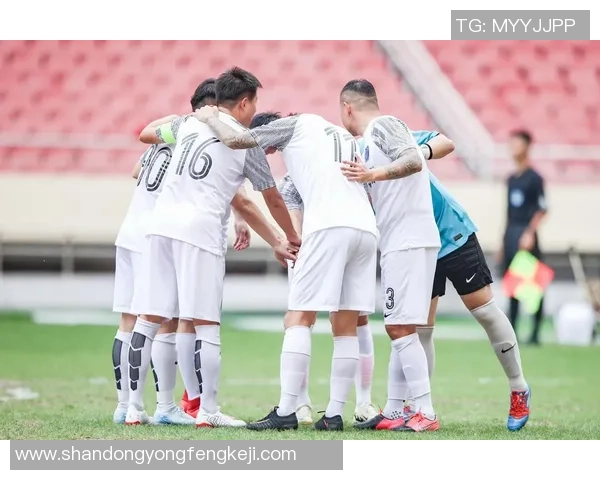 与足球明星亲密合影的那些人背后的故事和精彩瞬间